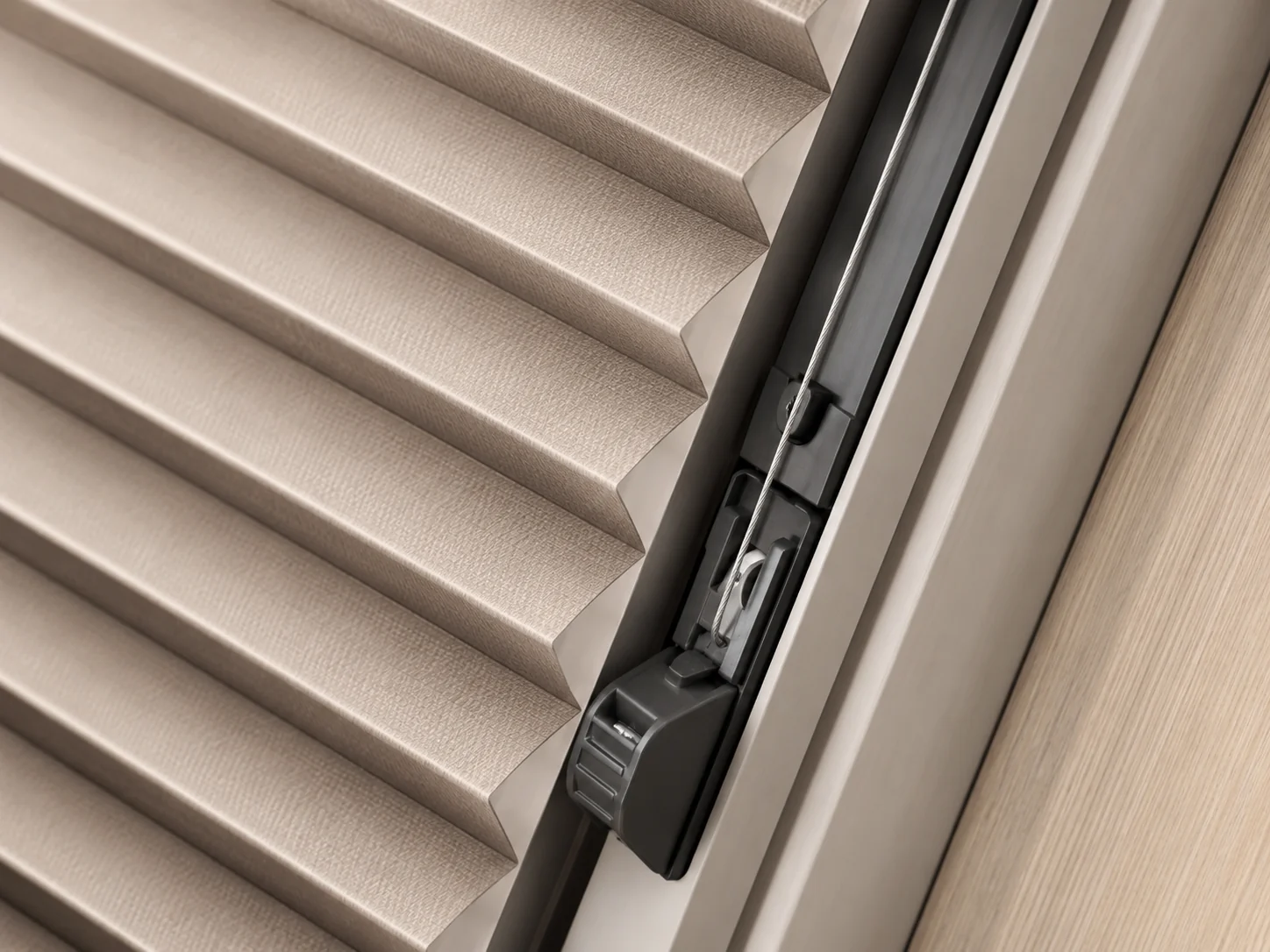 Detail der Spannschnur-Mechanik eines Dachfenster-Plissees mit seitlicher Führungsschiene
